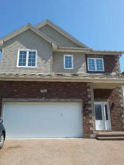 Welcome to the Ravines of Bedford South, one of the most prestigious areas of Bedford. This 2 storey...