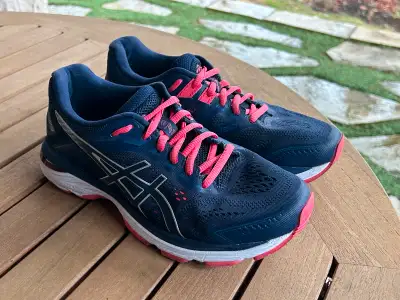 A used pair of Women’s size 6.5 Wide Asics GT-2000 7 Running Shoes without the box. The color patter...