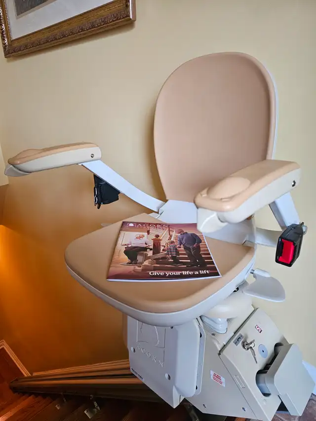 Acorn Stairlift – 11-Step Straight Track, Like New ($1,500) in Health & Special Needs in Mississauga / Peel Region - Image 2