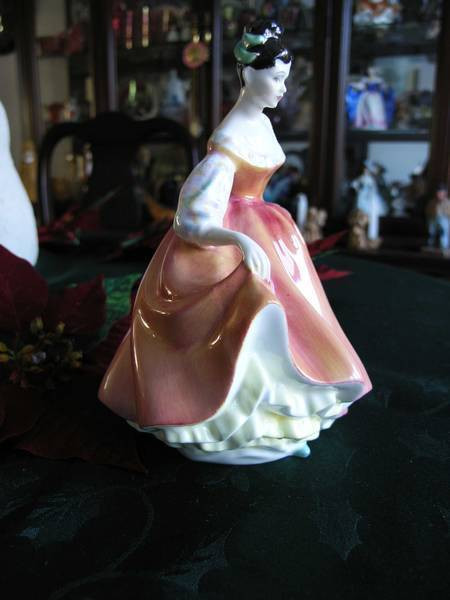 Royal Doulton Figurine (Fair Lady HN2835) in Arts & Collectibles in Guelph