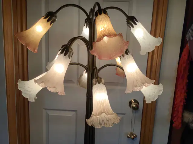 Tiff Sty Floor Lamp w 12 Lily Glass Shades Bronzed Lily Pad Base in Indoor Lighting & Fans in Belleville - Image 3