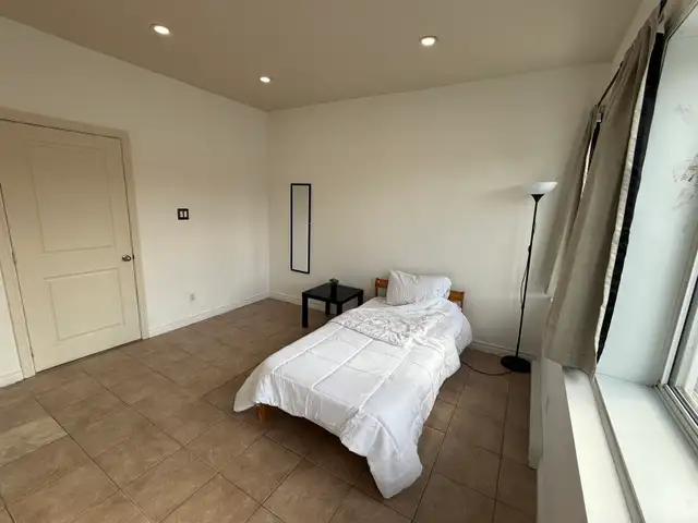 Grand 2 1/2 avec chambre fermée - tout inclus et meublé