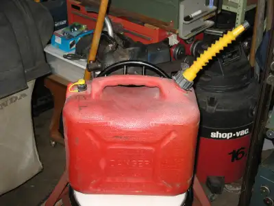 Bidon d'essence 5 gallons, View more
