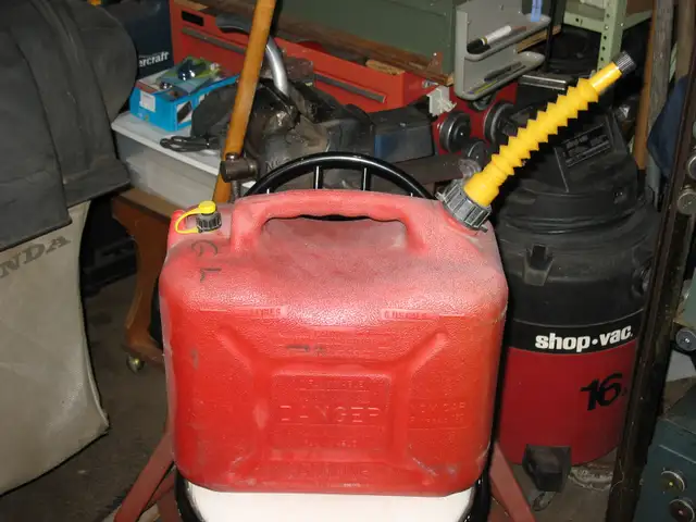 Bidon d'essence 5 gallons in Lawnmowers & Leaf Blowers in West Island - Image 2