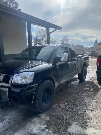 Runs good -tires are good with aftermarket rims -light bar -leather heated seats -touch screen deck...