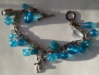 Bracelet chaîne perles bleues et breloques
