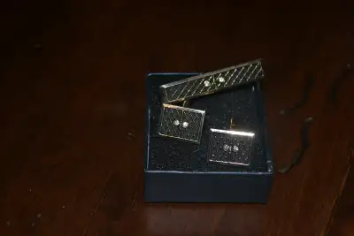 Vintage ensemble de boutons de manchettes et épingle à cravate noires avec pierres Prix: 40$ Demande...
