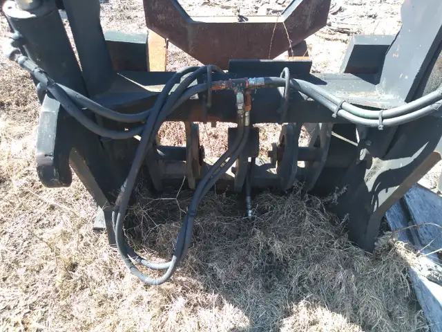 Fourches/pince  grappin combiné pour palettes et billots de bois in Heavy Equipment in Shawinigan - Image 7