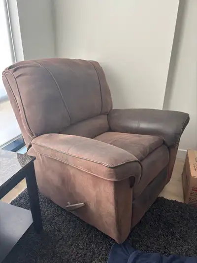 Super comfy brown recliner chair in great condition. No stains or rips. Also just cleaned it two wee...
