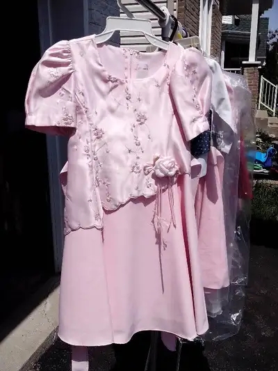 2 robes de bouquetières de mariage (enfants) tissu rose satiné, portées une seule soirée en excellen...