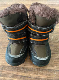 Infant size 4 winter boots
