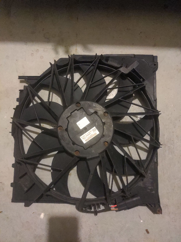 BMW X3 E83 Engine Radiator Cooling Fan 600W in Engine & Engine Parts in Ottawa - Image 2