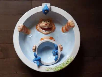 Cat Chips & Salsa Bowl used/bol de chips et salsa de chat usagé ***minors chips / dommages mineur***...