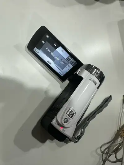 JVC Camcorder GZ-E117 -40x zoom, takes photos and videos -comes with charger -SD Card only -with eff...
