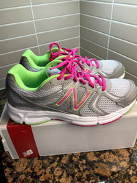 NEW BALANCE WOMENS SNEAKERS BRAND NEW! IN ORIGINAL BOX  - SIZE 9