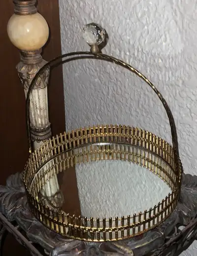 Petits cabarets vintage dorés, fond en miroir, View more