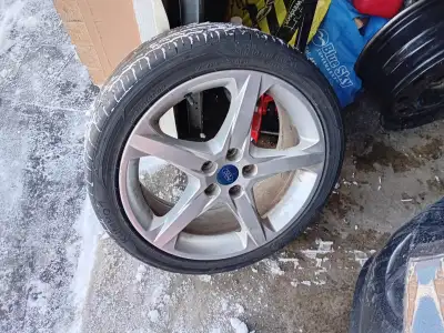 Selling 4 ford alloy rims with tires size 235/40/18