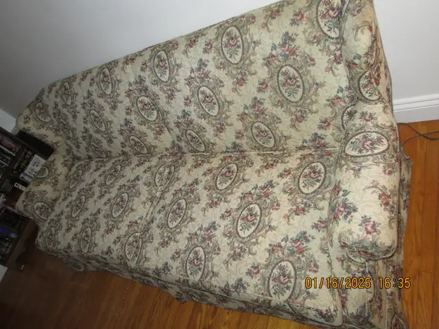 Vintage Sofa in Couches & Futons in Kingston - Image 8