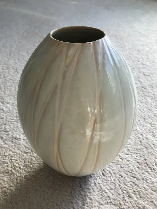 Flower vase in Home Décor & Accents in Ottawa - Image 3