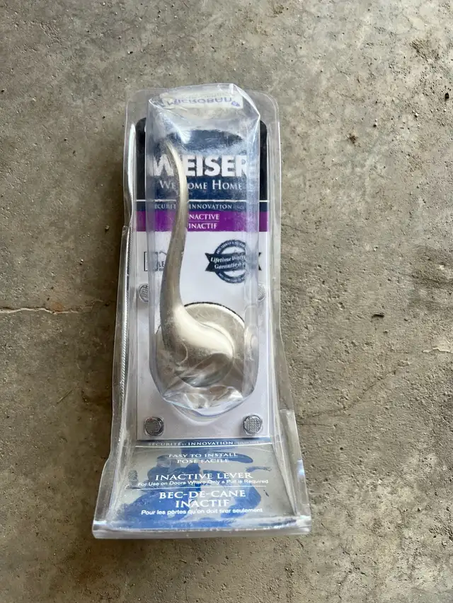Weiser inactive door lever in Home Décor & Accents in Calgary - Image 2