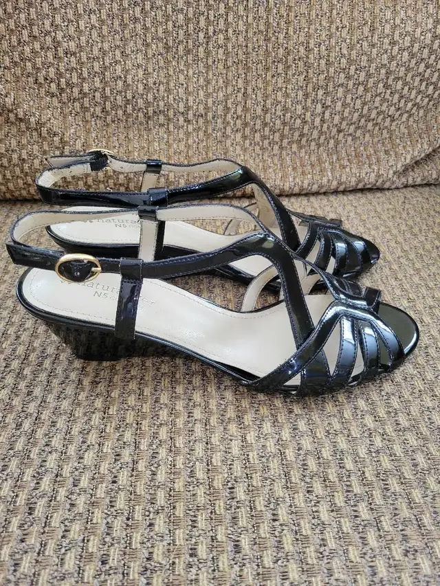 Naturalizer wedge sandals in Women's - Shoes in Oshawa / Durham Region - Image 2