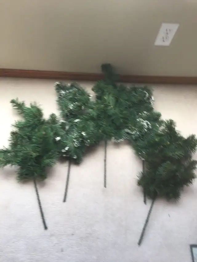 Christmas greenery 2 ft long in Home Décor & Accents in Calgary - Image 2