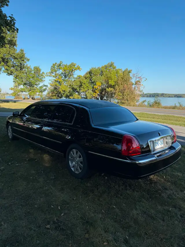 2004 Lincoln Town Car Executive Limousine by Federal63749390192003121