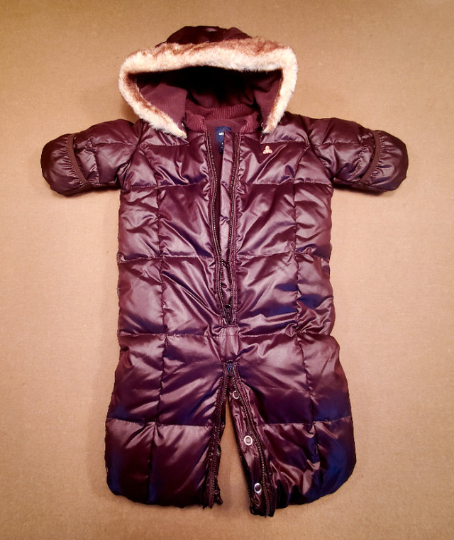 Baby Gap NB-3mnth featherdown puffer 2in1 Snowsuit/bunting bag dans Vêtements - 0 à 3 mois  à Saskatoon - Image 3
