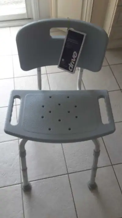 État neuf , transformable soit un banc où une chaise Tel 819-346-4721