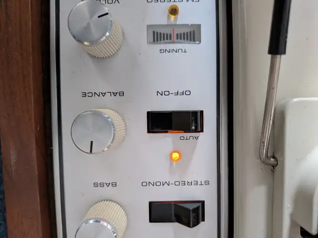 KLH Cambridge Massachusetts Model Twenty AM/FM Radio Turntable. in Stereo Systems & Home Theatre in City of Toronto - Image 9