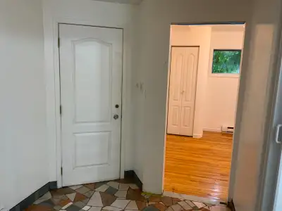 Appartement de 420 pi.c. entièrement reconditionné, au sou-sol d'un duplex, avec entrée privée, incl...