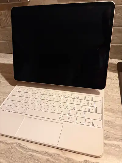 Ipad Air 13’’ cellulaire + clavier apple -valeur 2000$, View more