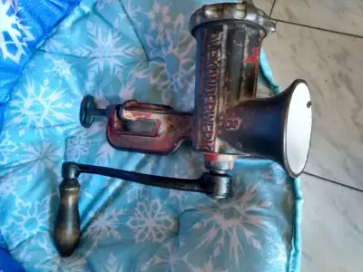 MOULIN À VIANDE NO 8 VINTAGE EN BONNE CONDITION 100$ SHAWI SUD, View more