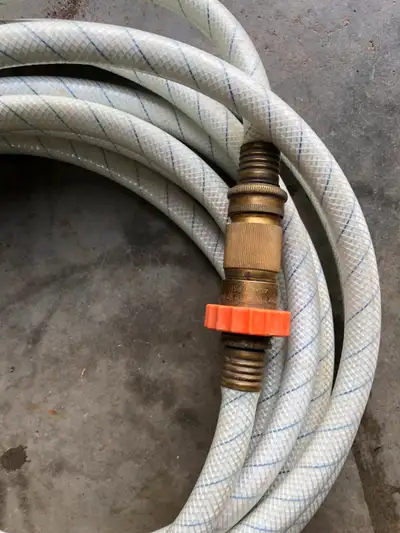 25 foot RV water hose with regulator Please contact by email to munchkin6@telus.net
