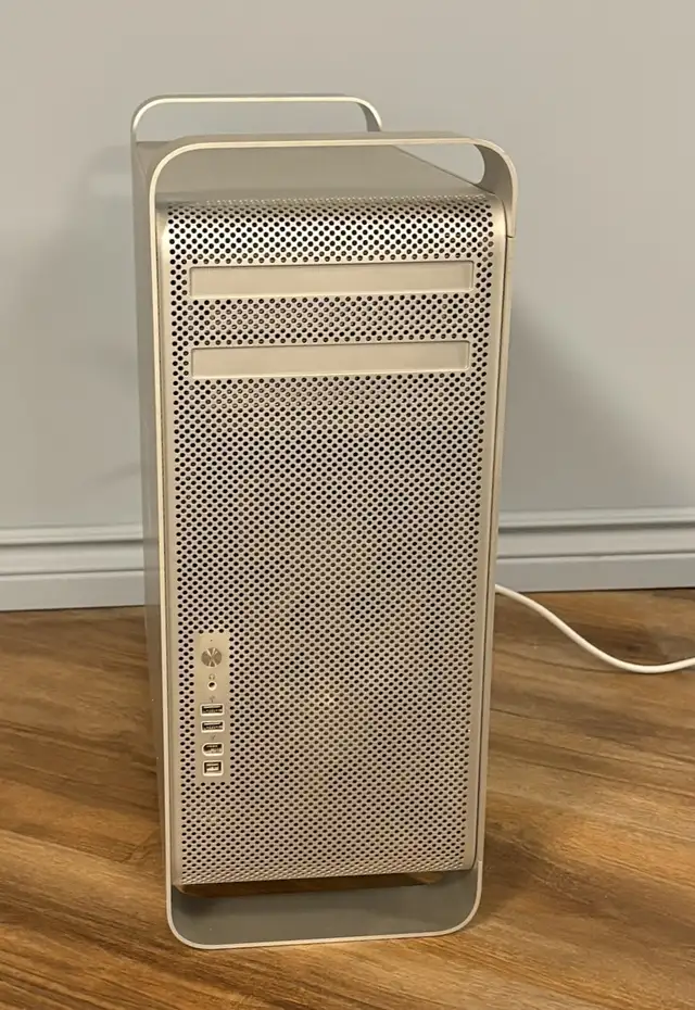 Apple Mac Pro "Quad Core" 2.0 Xeon in Desktop Computers in Ottawa - Image 3