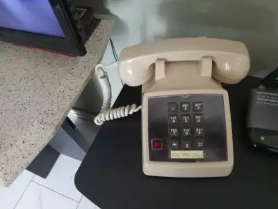 RECHERCHE HOMME POUR PHONE VINTAGE DE BELL, View more