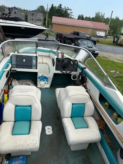 Bateau sunray 1988 pas partie cette année probablement besoin d’un petit ajustement du carburateur m...