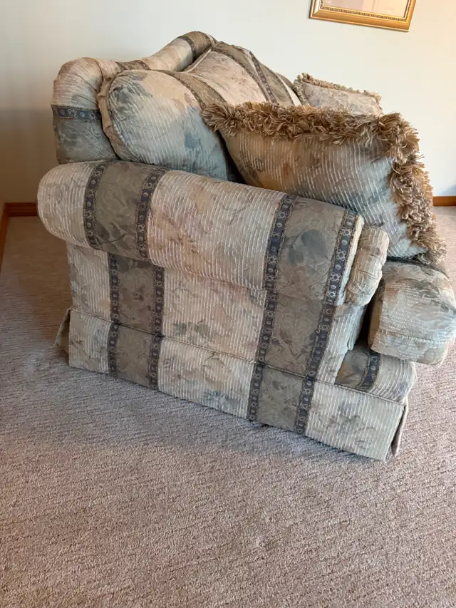 Quality 2-Seater Loveseat – Excellent Condition in Couches & Futons in Saskatoon - Image 4