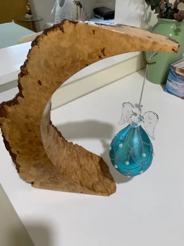 LIVE EDGE ORNAMENT STAND - ORNAMENT INCLUCED in Holiday, Event & Seasonal in Ottawa - Image 3