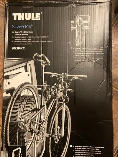 Ce support à vélo Thule Spare Me 963PRO est conçu pour être monté sur le pneu de secours à l’arrière...
