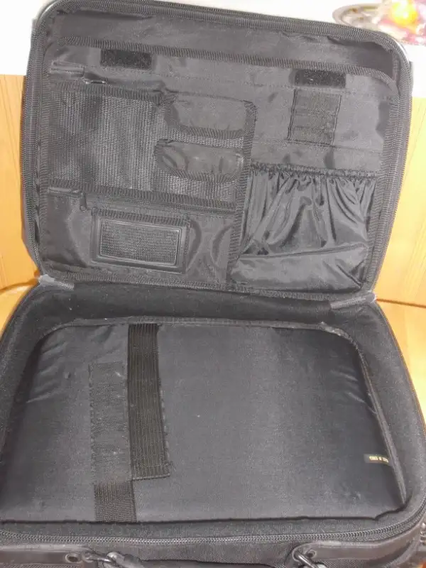 valise pour ordinateur et documents noir in Laptop Accessories in Saguenay - Image 3