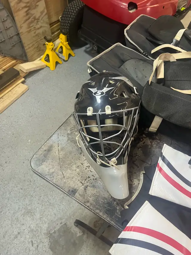  Road hockey goalie equipment in Hockey in Pembroke - Image 7