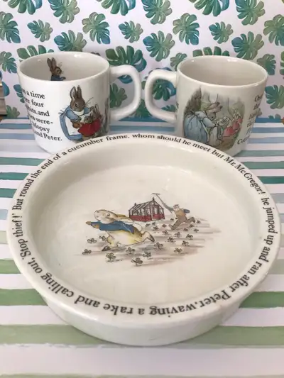 This set includes two Beatrix Potter mugs and one porridge bowl, all in shabby condition with crazin...