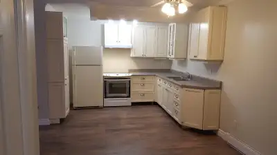 Beautiful 2 bedroom apartment, 2nd floor of commercial / residential plaza. Holland Landing. Your ow...