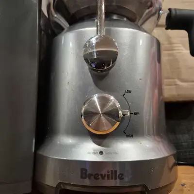 This pre-owned Breville juicer is ready to help you craft fresh, nutrient-packed beverages right in...