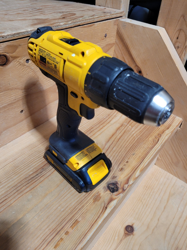 Dewalt 20V 1/2-Inch Brushless Drill Driver With Battery in Power Tools in Hamilton - Image 3