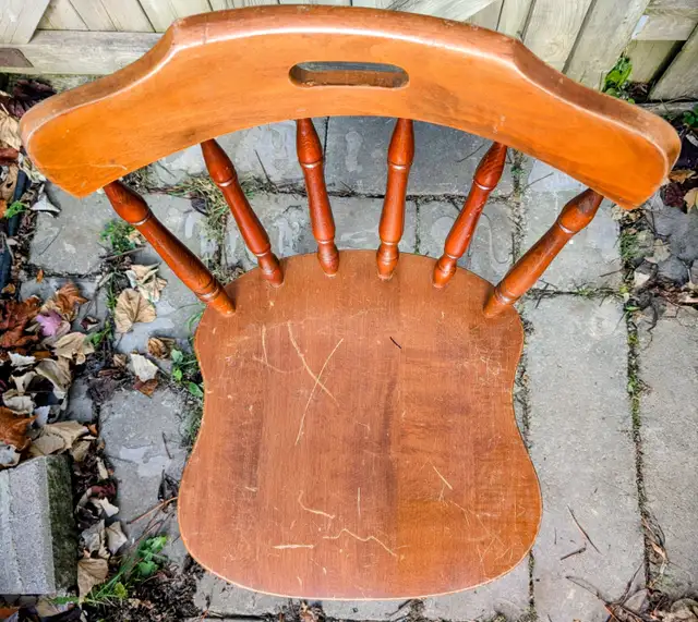 vintage wood Windsor chair w- spindle back & saddle-shaped seat in Chairs & Recliners in Stratford - Image 4