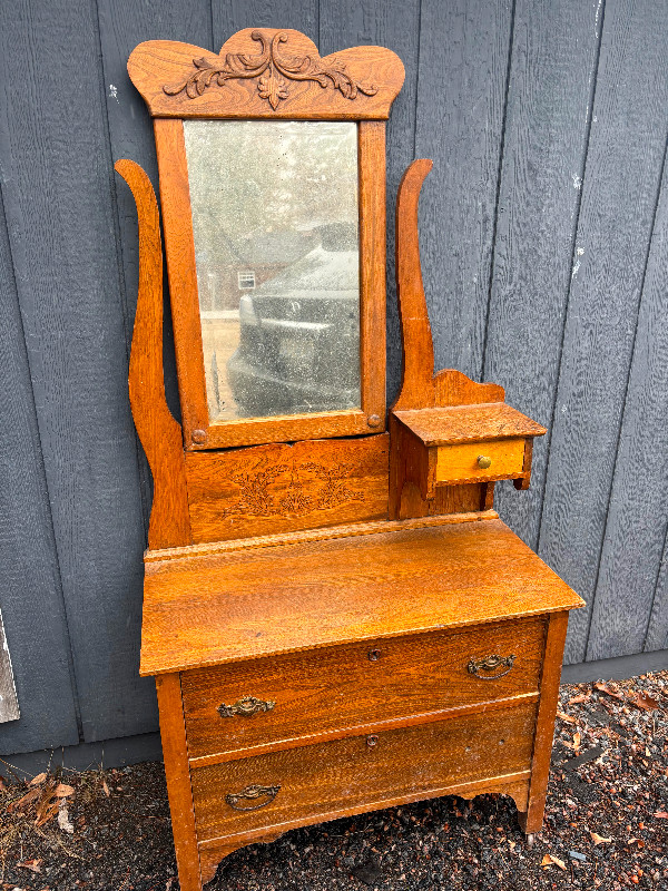 Antique Oak Dresser with Mirror in Dressers & Wardrobes in Muskoka - Image 2