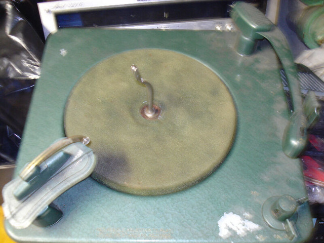 Vintage Philco turntable in Arts & Collectibles in Oshawa / Durham Region - Image 3