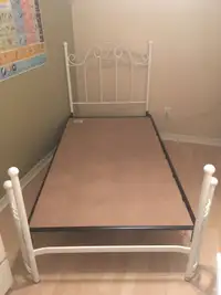 Cadre lit métal blanc simple d'enfant